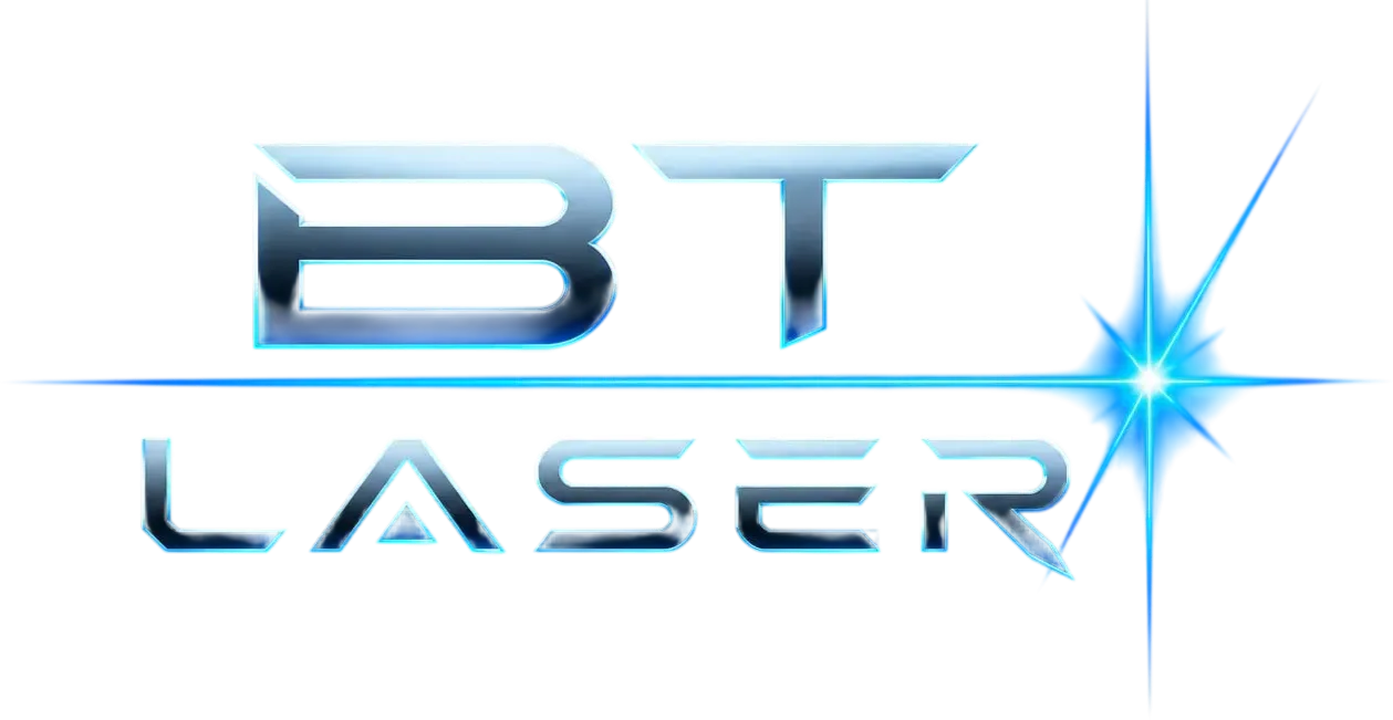 Futuristinen, metallinhohtoinen sininen teksti 'BT' ylärivillä ja 'LASER' alarivillä. Tekstin läpi kulkee vaakasuora sininen lasersäde, joka päättyy kirkkaaseen, tähtimäiseen siniseen valopurkauksen oikealla. Kirjaimissa on siniset ääriviivat ja heijastukset, jotka antavat niille 3D-vaikutelman. Kuva on mustalla taustalla.